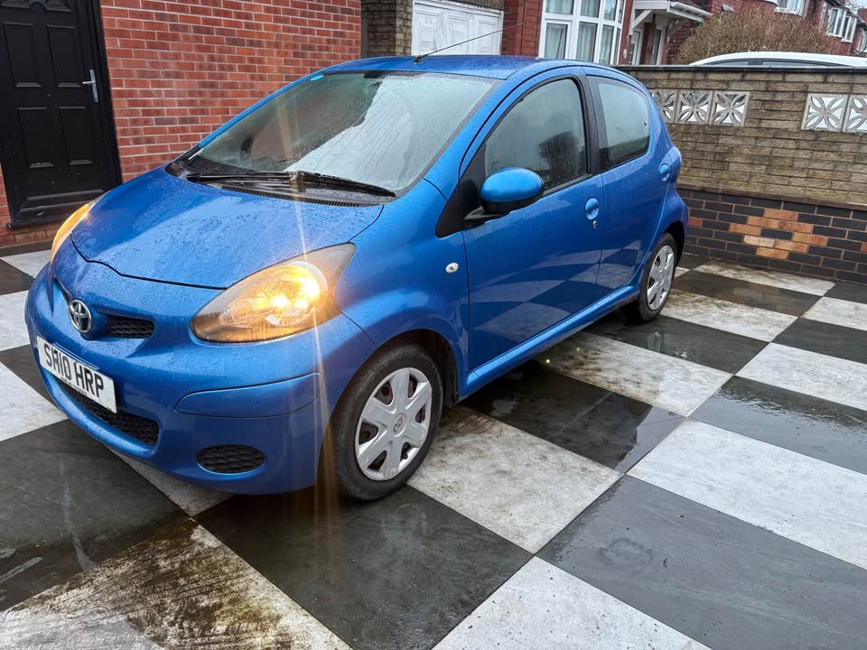 
								2010 Toyota aygo full									