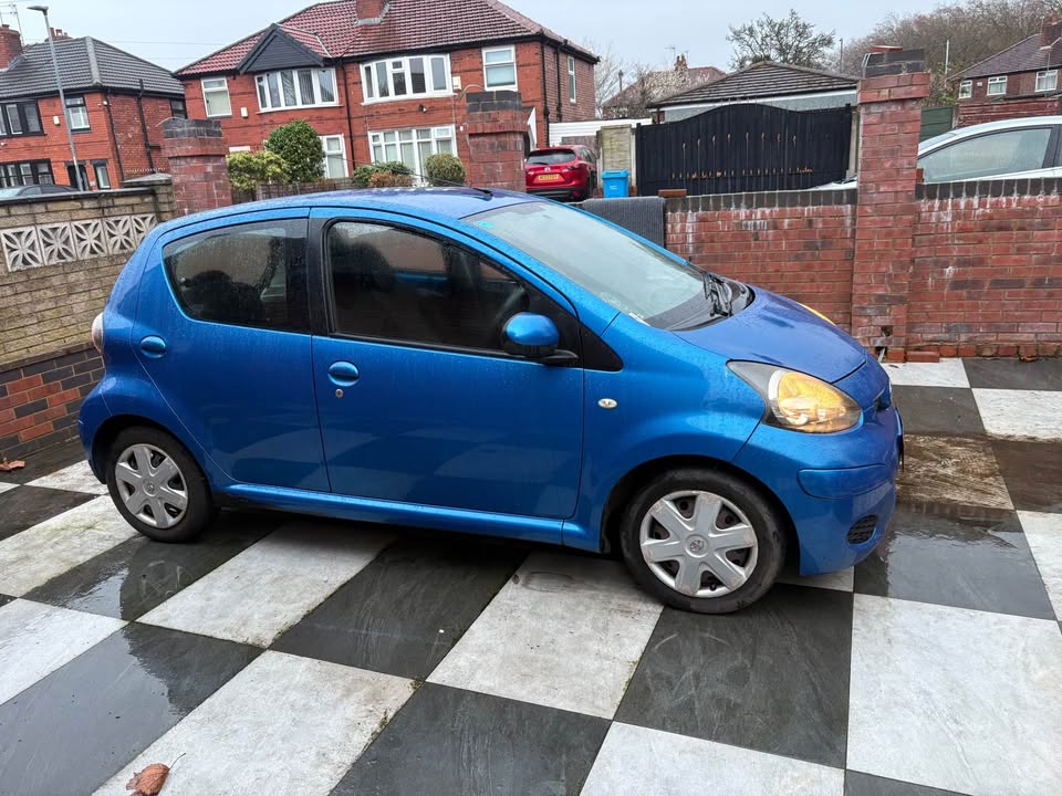 
								2010 Toyota aygo full									
