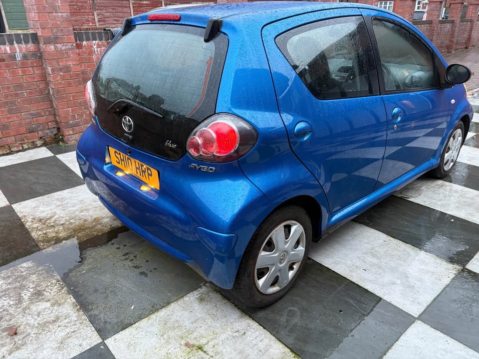 
								2010 Toyota aygo full									