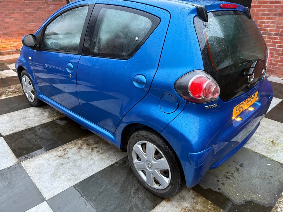 
								2010 Toyota aygo full									