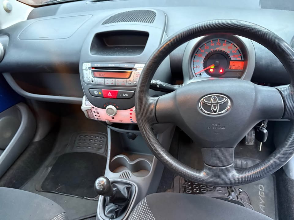 
								2010 Toyota aygo full									