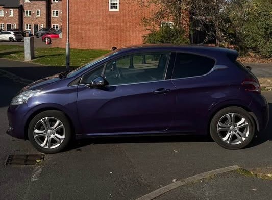 
								2015 Peugeot 208 full									