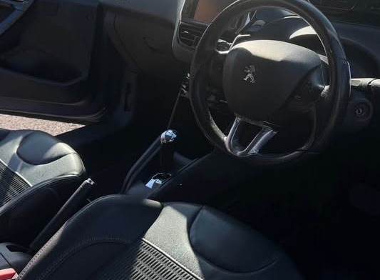 
								2015 Peugeot 208 full									