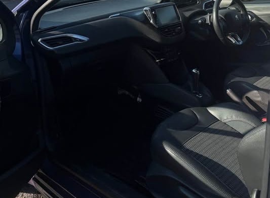 
								2015 Peugeot 208 full									