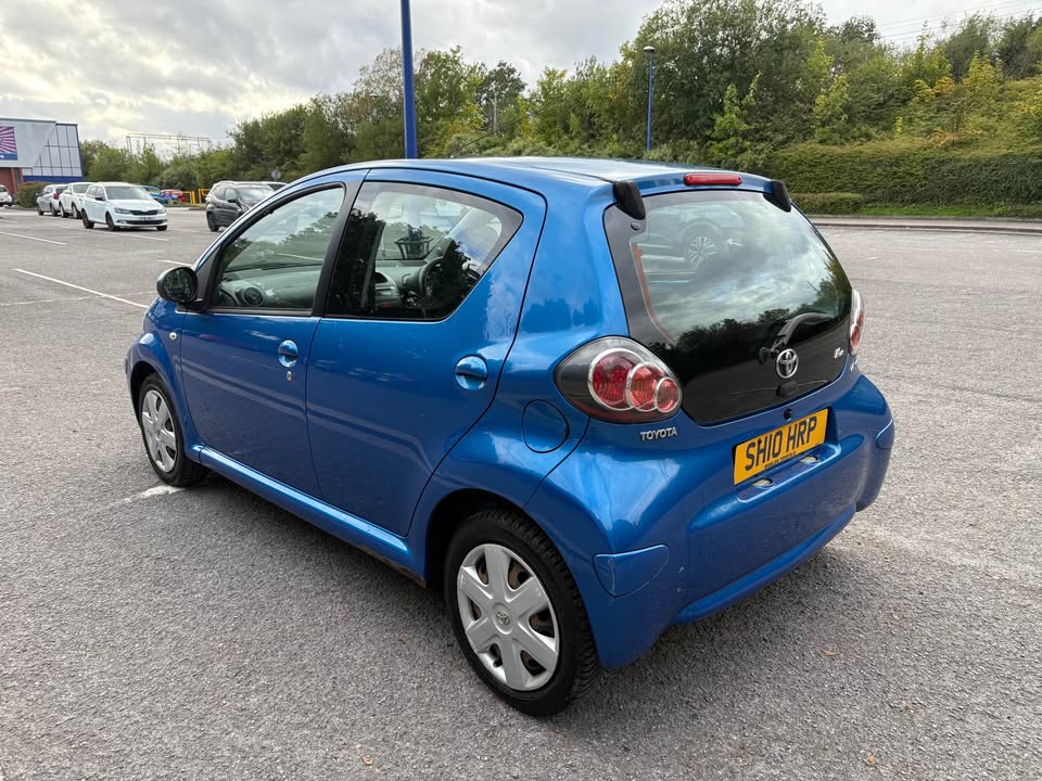 
								2010 Toyota Aygo full									