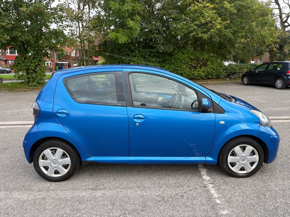 
								2010 Toyota Aygo full									