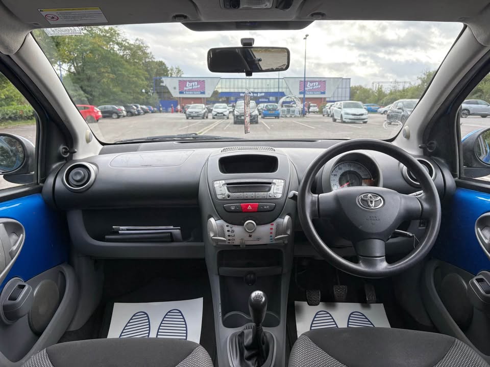 
								2010 Toyota Aygo full									