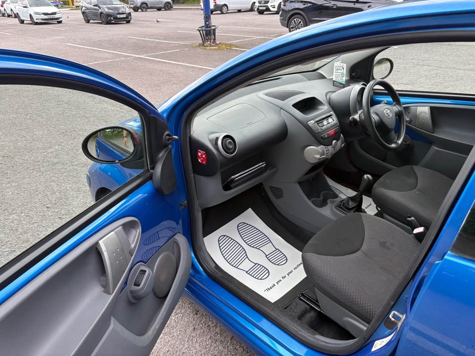 
								2010 Toyota Aygo full									