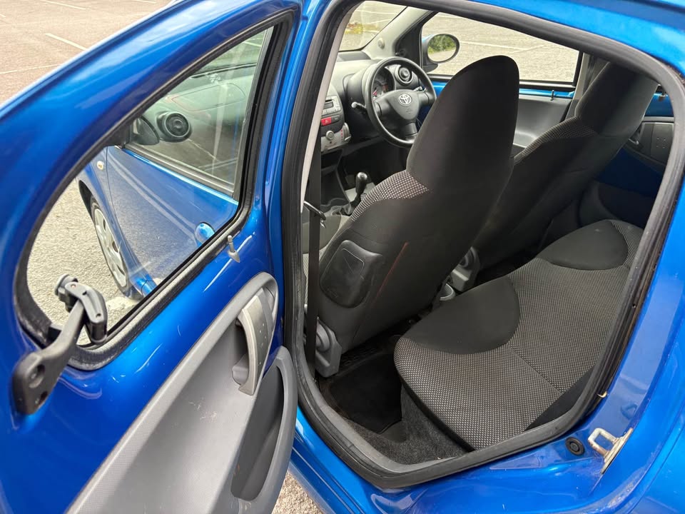 
								2010 Toyota Aygo full									