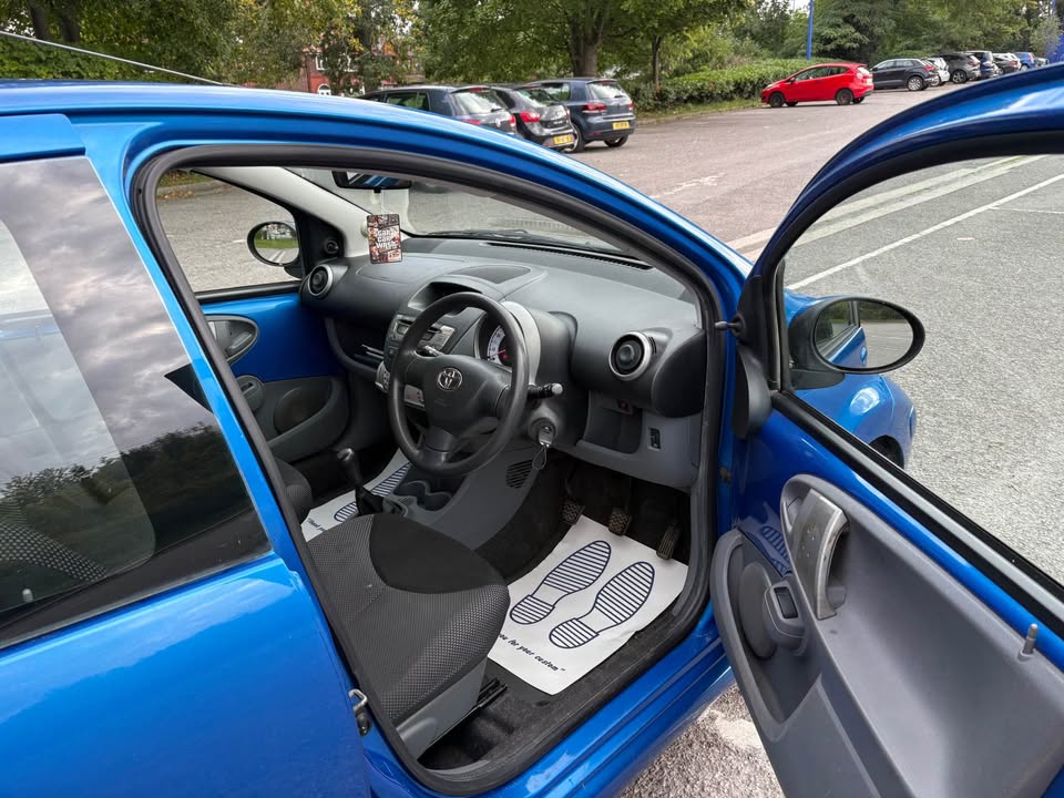 
								2010 Toyota Aygo full									
